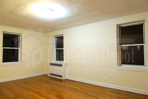 Looking for room or apt or sharing in brooklyn or queens. . Craigslist apt for rent in queens